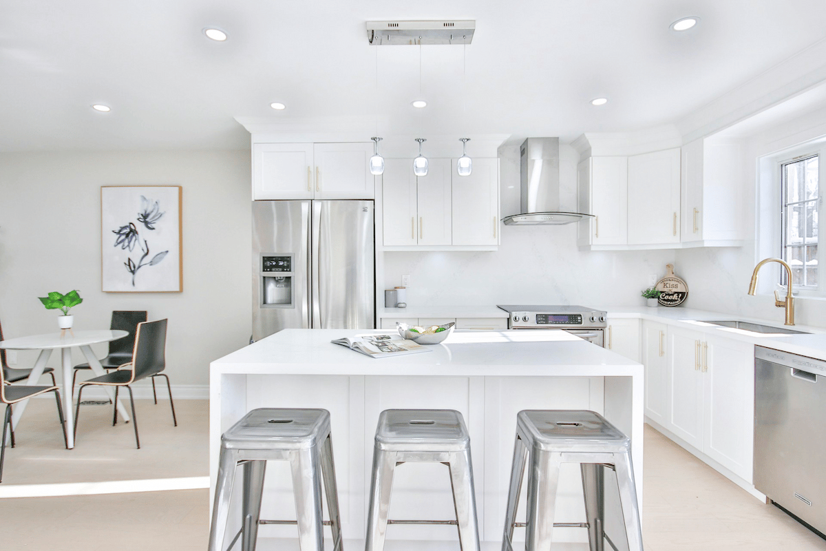 alexandria_kitchen_white_shaker_hood